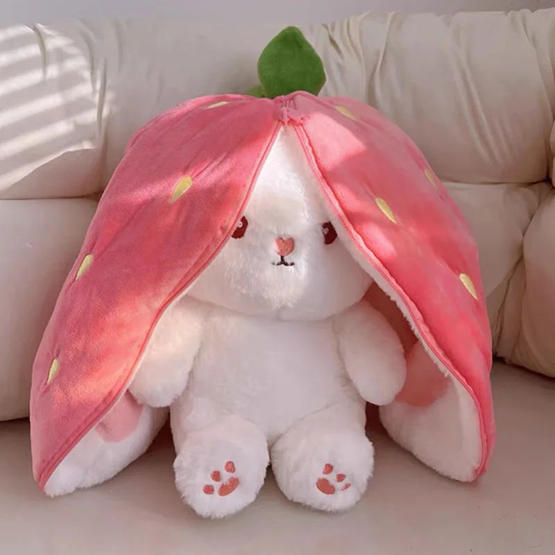 Boneco de Pelúcia Coelho Fofo 25 cm com Forma de Morango e Cenoura