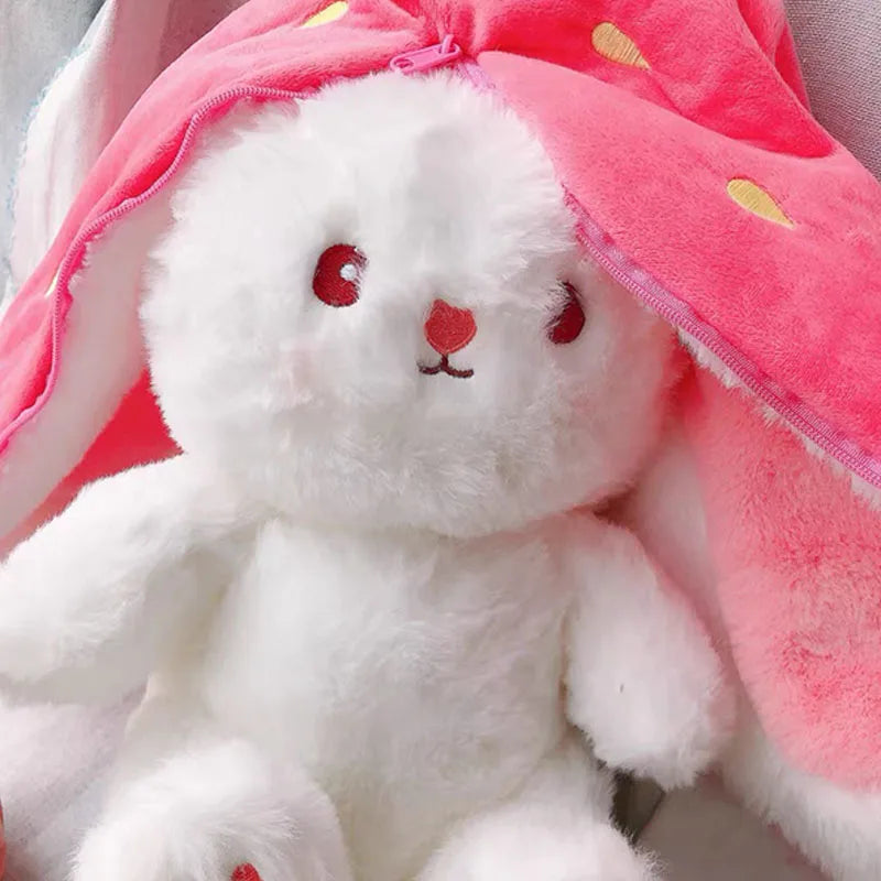 Boneco de Pelúcia Coelho Fofo 25 cm com Forma de Morango e Cenoura