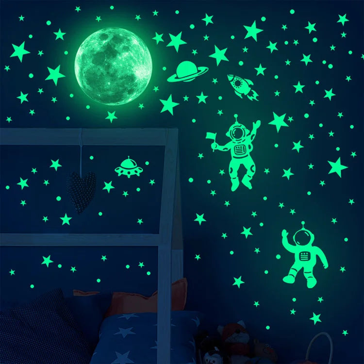 Adesivo de Parede Astronauta com Estrelas e Lua que Brilham no Escuro