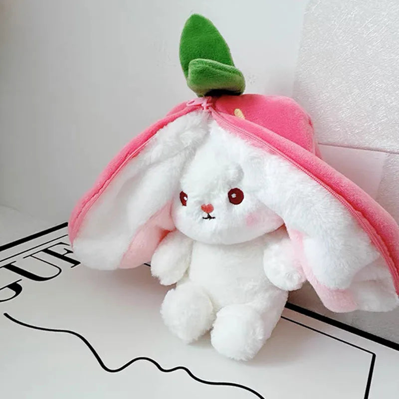 Boneco de Pelúcia Coelho Fofo 25 cm com Forma de Morango e Cenoura