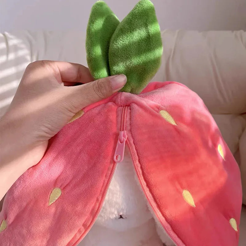 Boneco de Pelúcia Coelho Fofo 25 cm com Forma de Morango e Cenoura