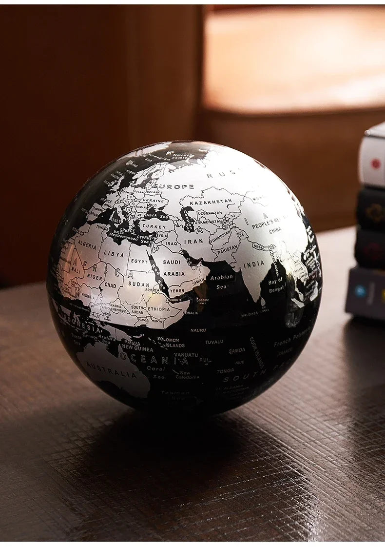 Globo Decorativo de Mesa com Design Elegante e Base em Metal para Ambientes Modernos