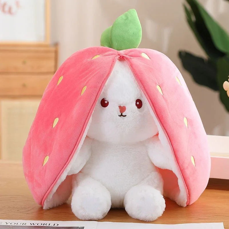 Boneco de Pelúcia Coelho Fofo 25 cm com Forma de Morango e Cenoura