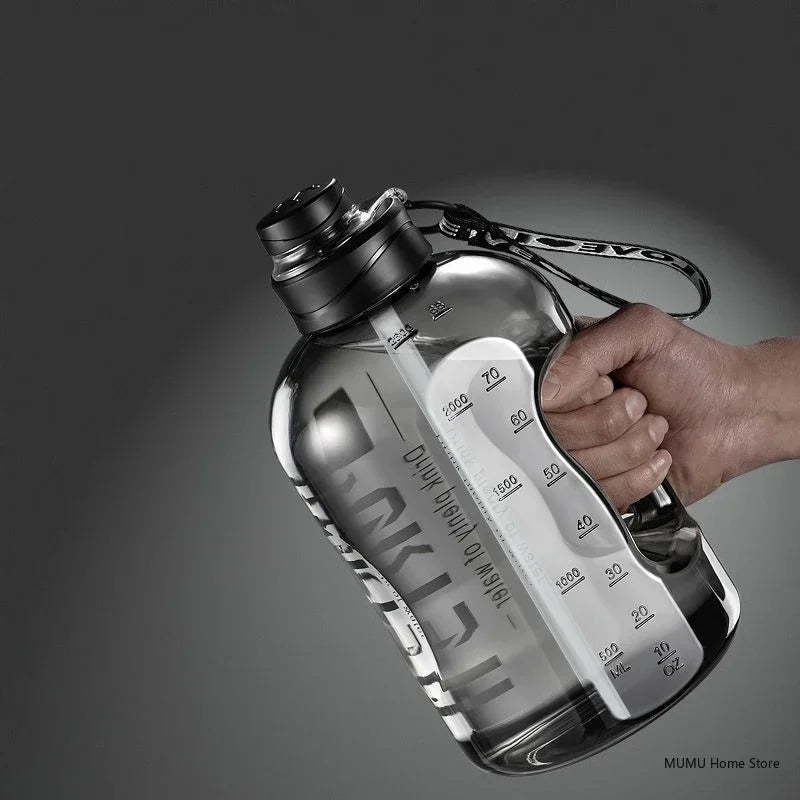 Garrafa gigante fitness, viagens e hidratação prolongada. Não perca tempo nos bebedouros, tenha água para todo o treino ou viagem.