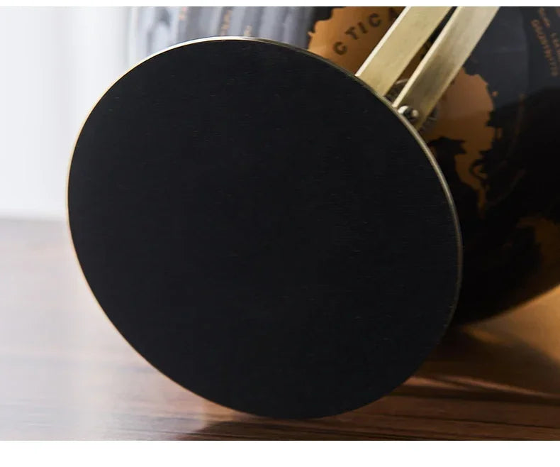 Globo Decorativo de Mesa com Design Elegante e Base em Metal para Ambientes Modernos